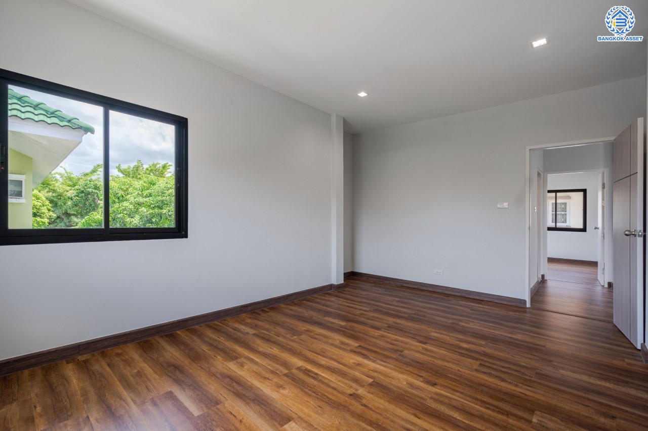 บ้านมือสองตกแต่งใหม่ ม.บ้านชมเพลิน เพชรเกษม หลังมุม เนื้อที่ 122 ตร.ว. ฟังก์ชันครบ 3 ห้องนอน 3 ห้องน้ำ 1 ห้องอเนกประสงค์ 2 ที่จอดรถ บนทำเลศักยภาพ เชื่อมต่อหลายเส้นทาง ใกล้เดอะมอลล์บางแค และรถไฟฟ้าสายสีน้ำเงิน "สถานีหลักสอง" รายล้อมด้วยสิ่งอำนวยความสะดวกครบครัน